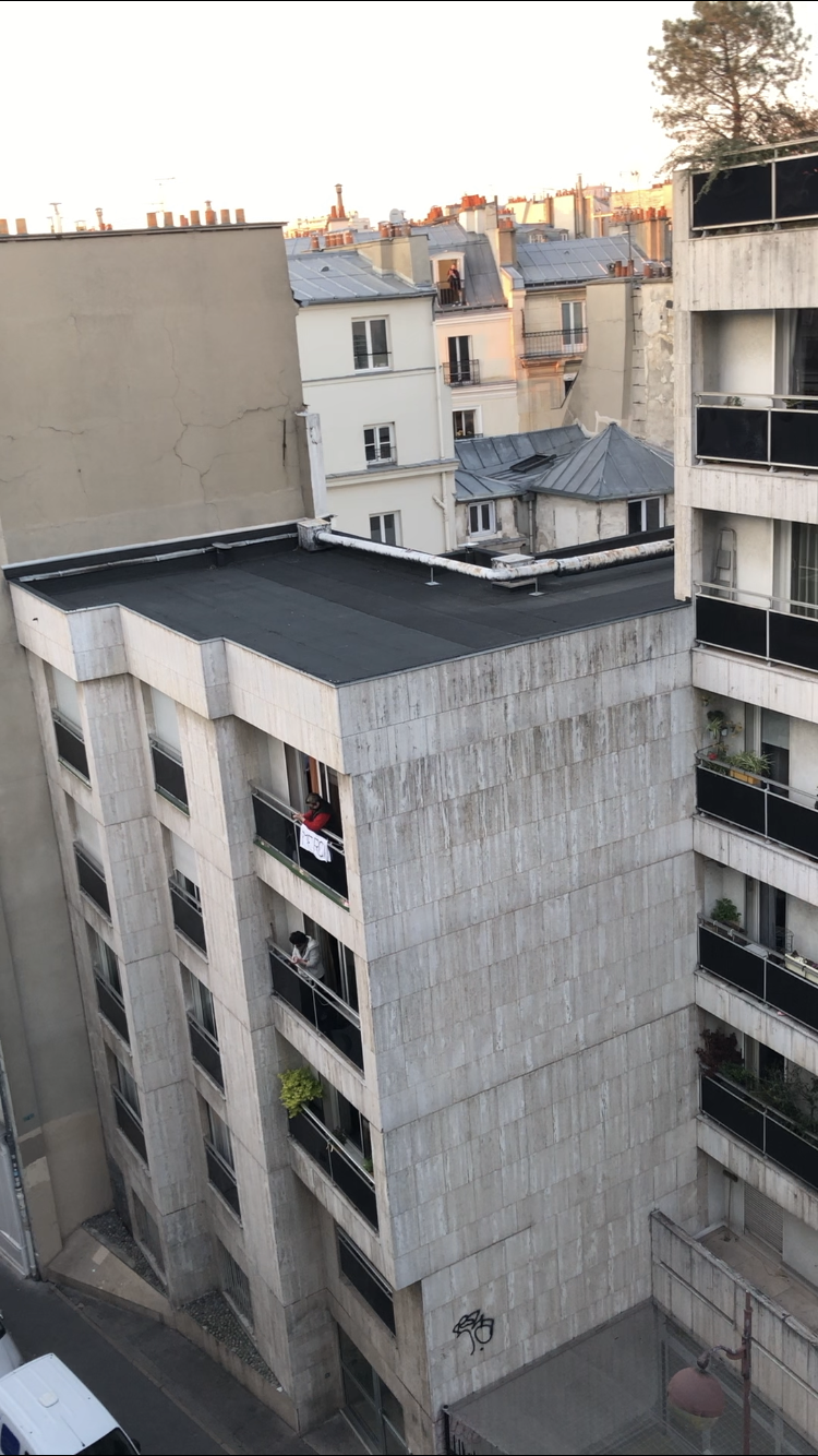 people cheering in Paris at 8PM for health care workers