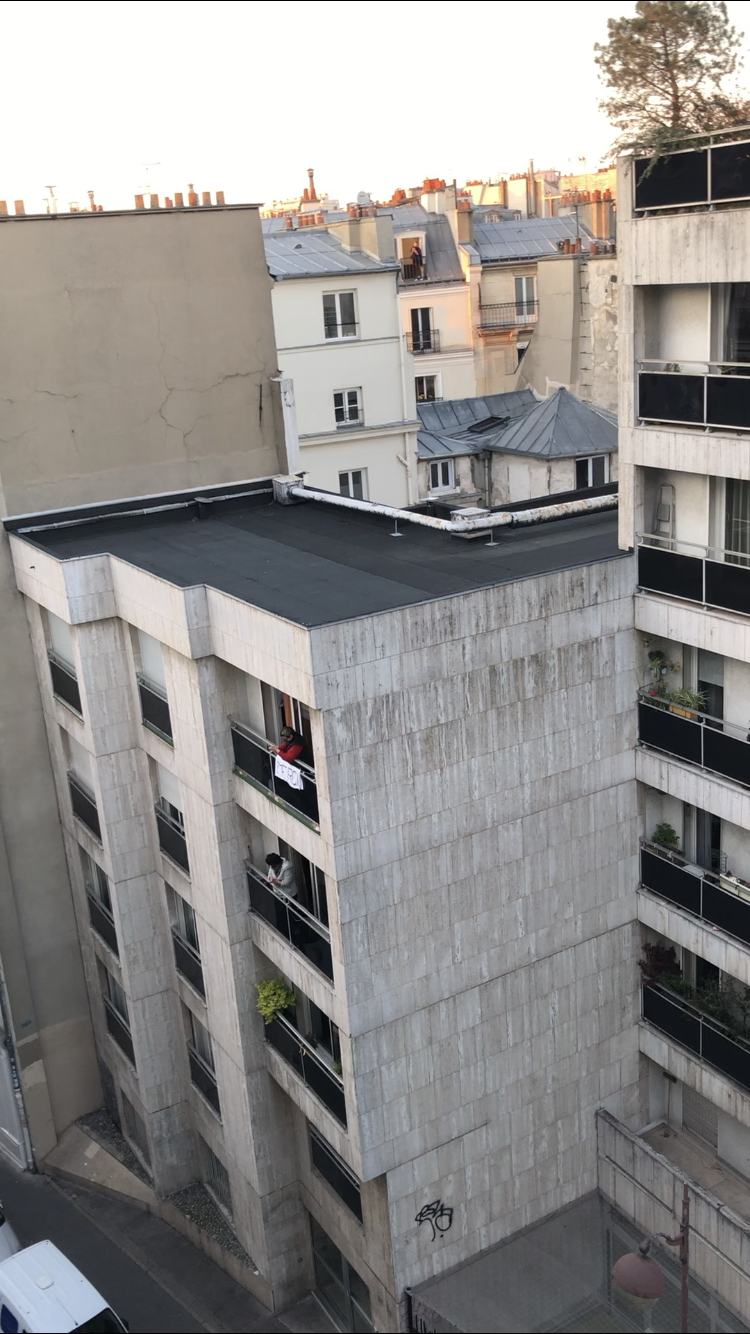 people cheering in Paris at 8PM for health care workers