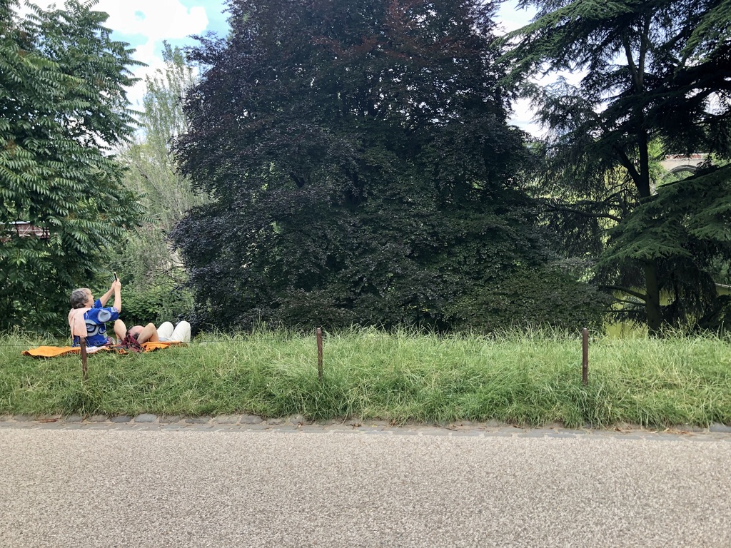 two people sitting in long grass in the Parc des Buttes-Chaumont
