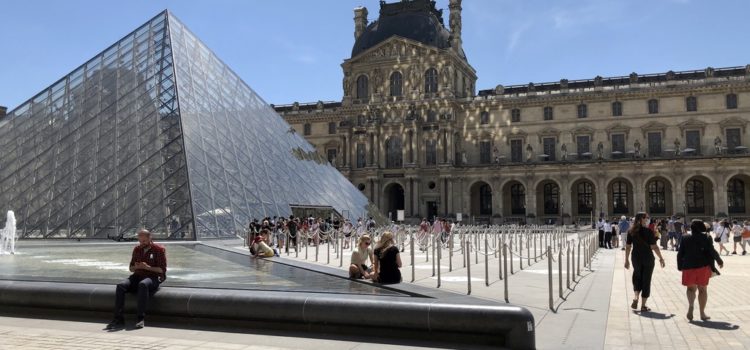 a short line to wait at the entrance to the Louvre pyramid