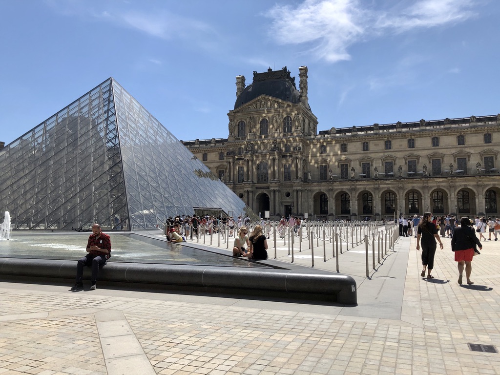 a short line to wait at the entrance to the Louvre pyramid