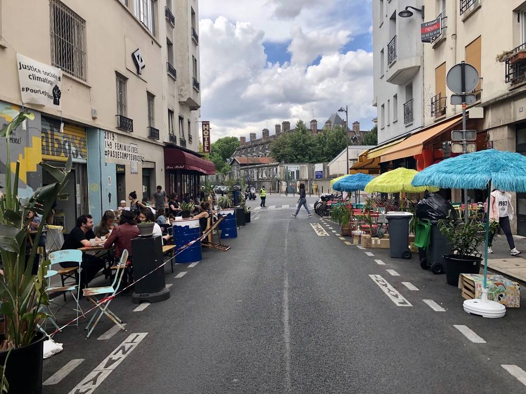 outdoor seating at Paris restaurants in the streets of Paris