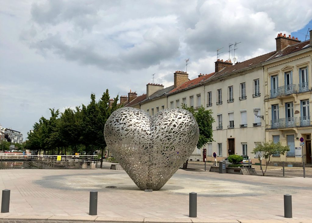 Le cœur de Troyes, metal heart sculpture