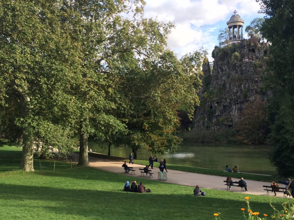 parc des buttes-chaumont in the fall