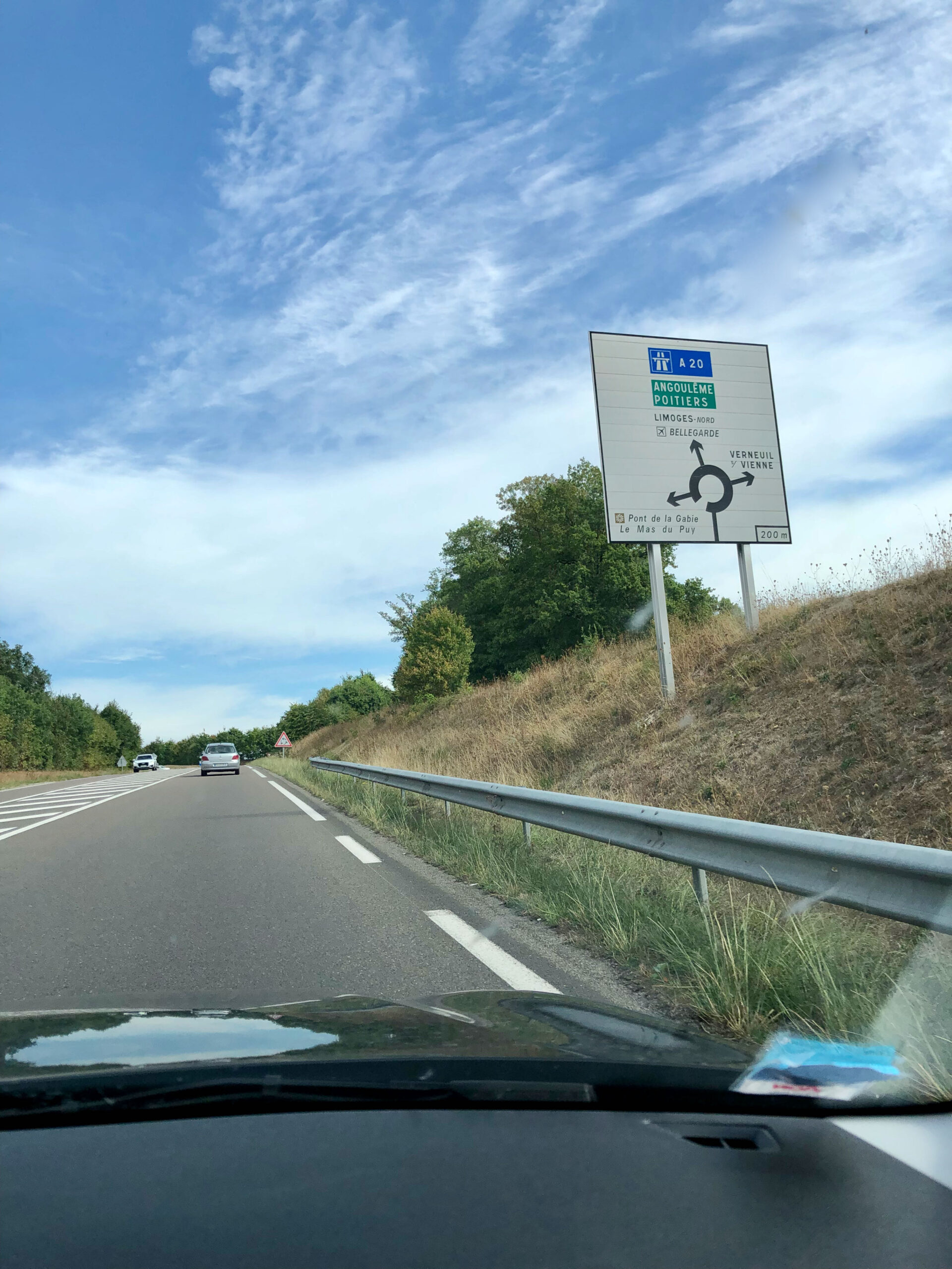 white sign indicating an upcoming roundabout in France