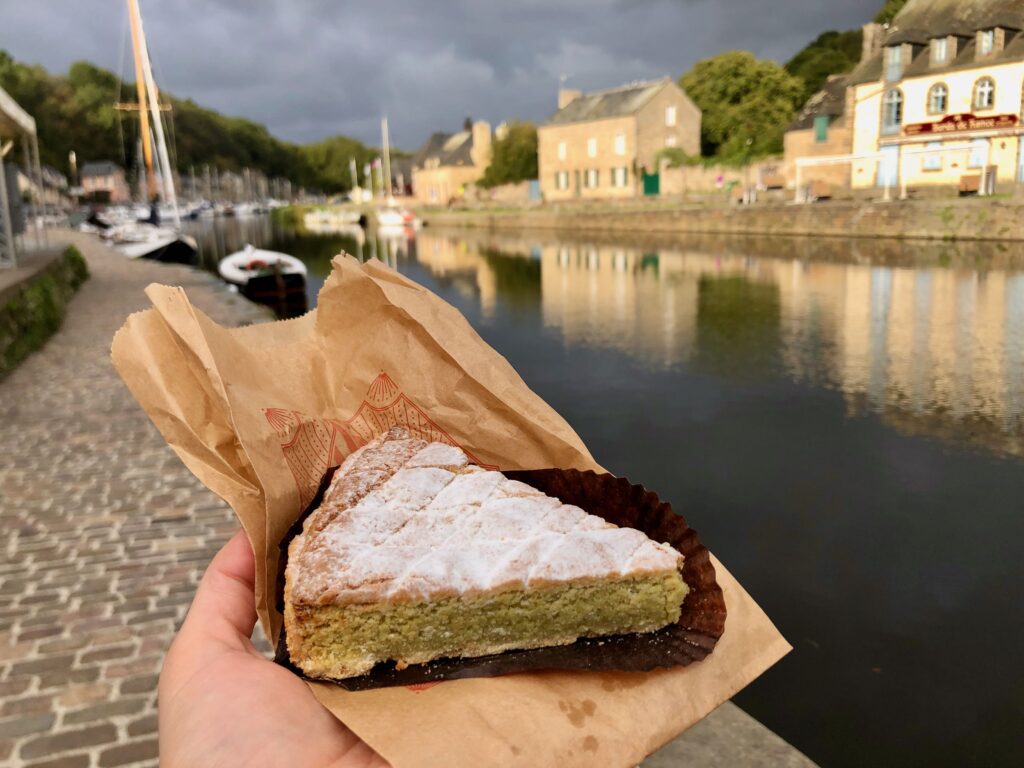 a pie-shaped slice of coûte à thé, an almond-based pastry originating from Brittany, France