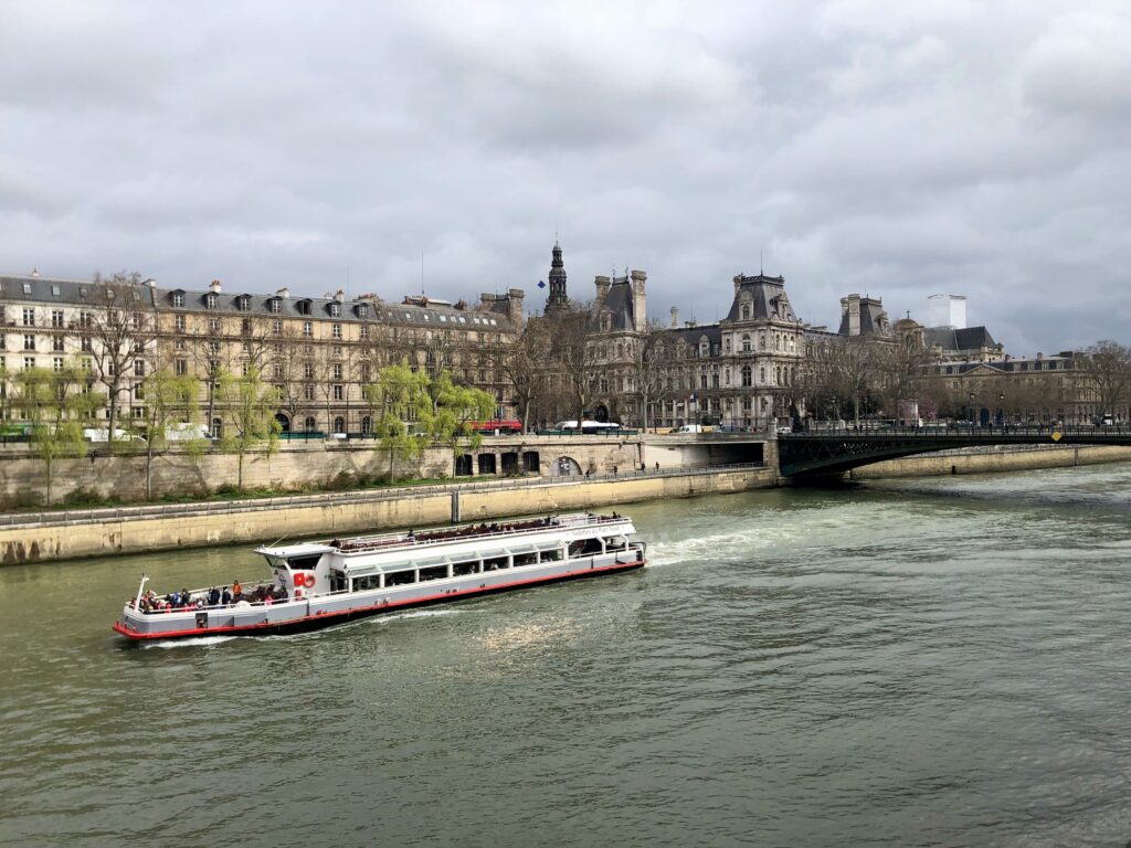 boat tour cruise on the Seine river with the Paris Hôtel de ville in the background
