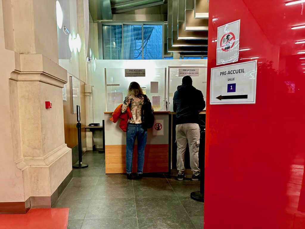 pré-accueil reception desks for Salle 1 to pick up your carte de séjour at the Paris préfecture