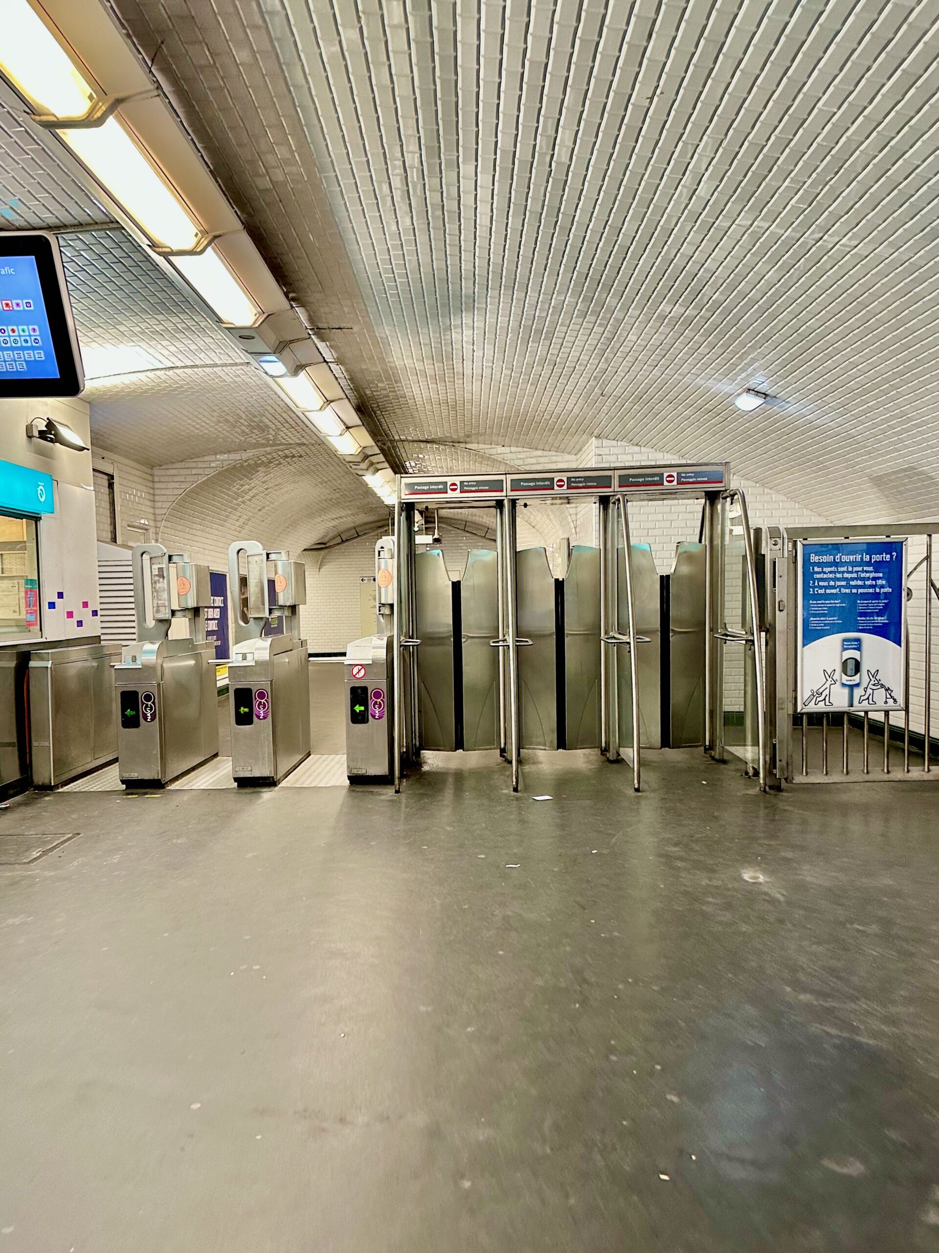 Paris Metro Etiquette