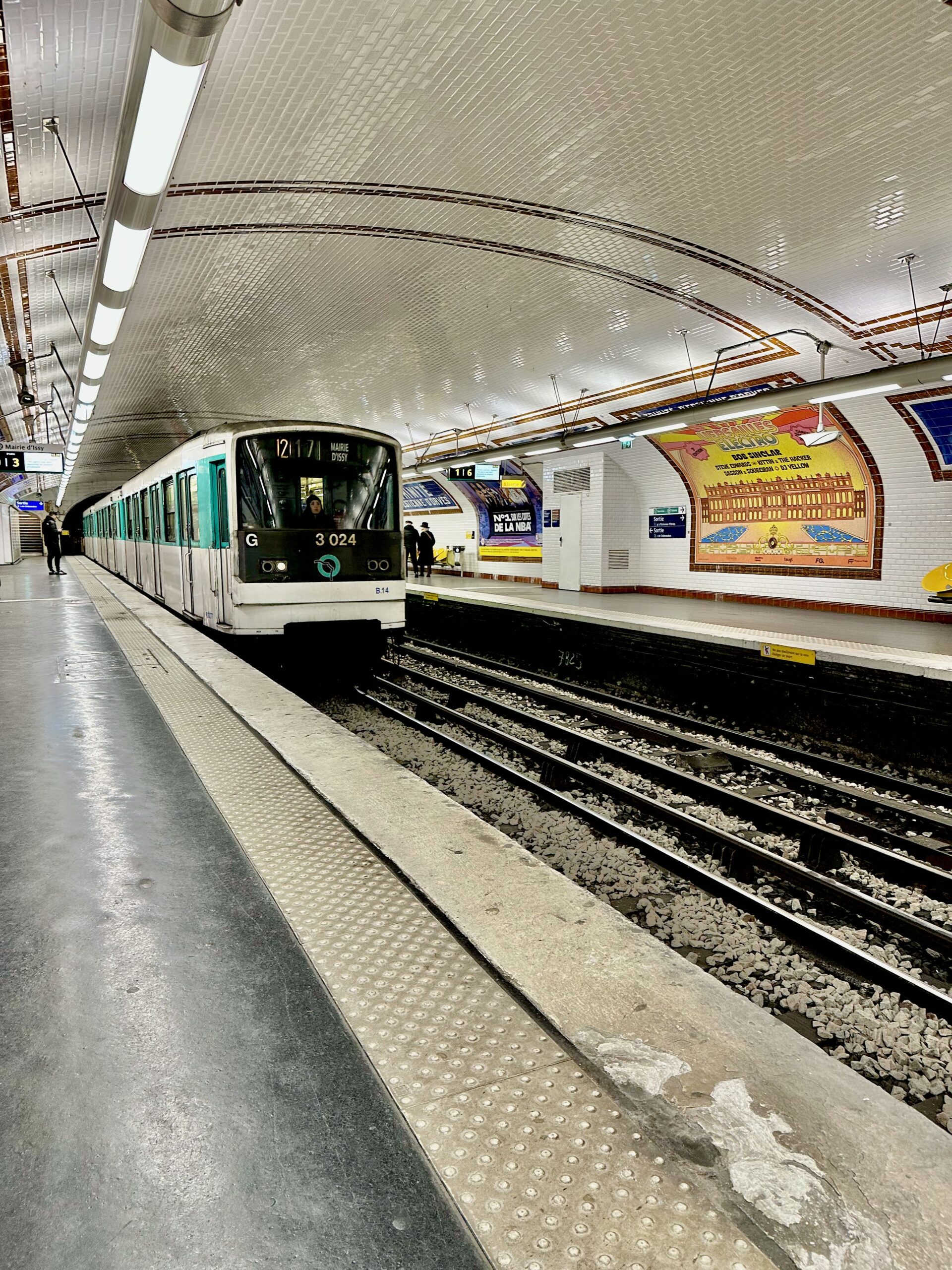 Paris Metro Etiquette