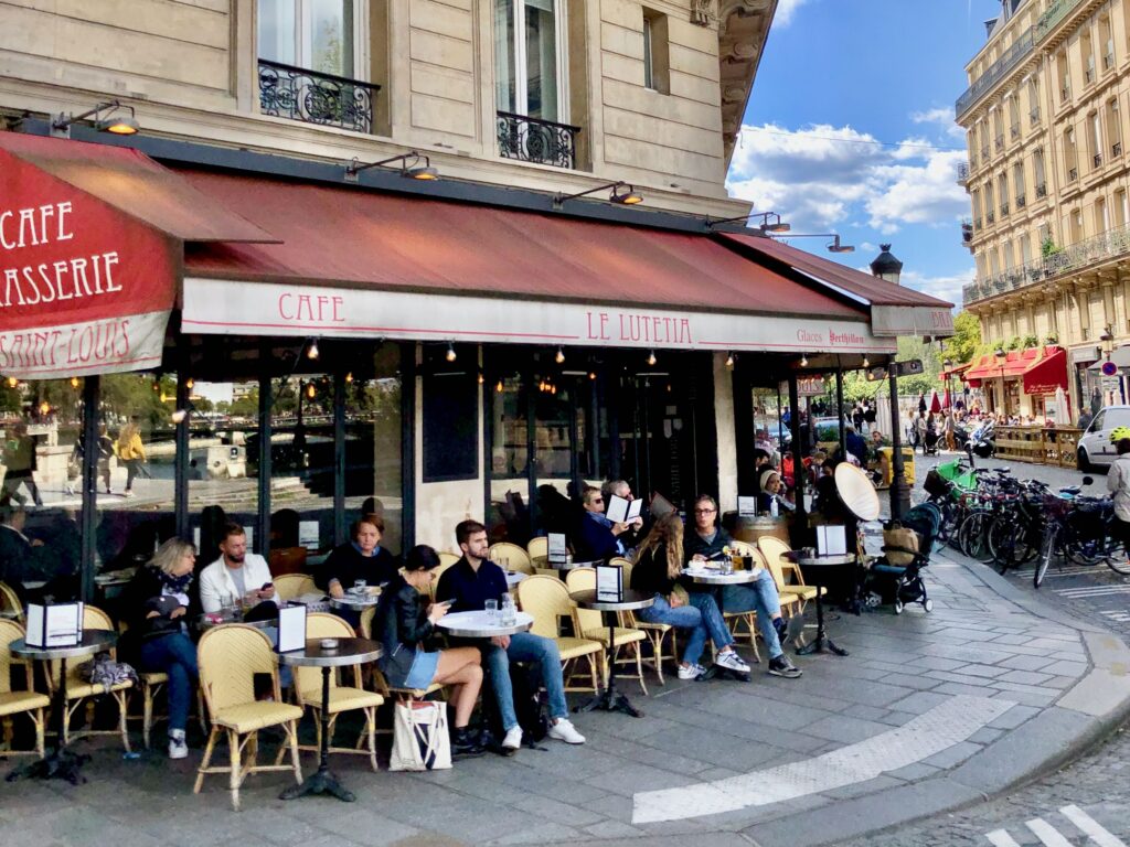 People sitting on the terrasse of a café on Ile Saint-Louis in Paris
