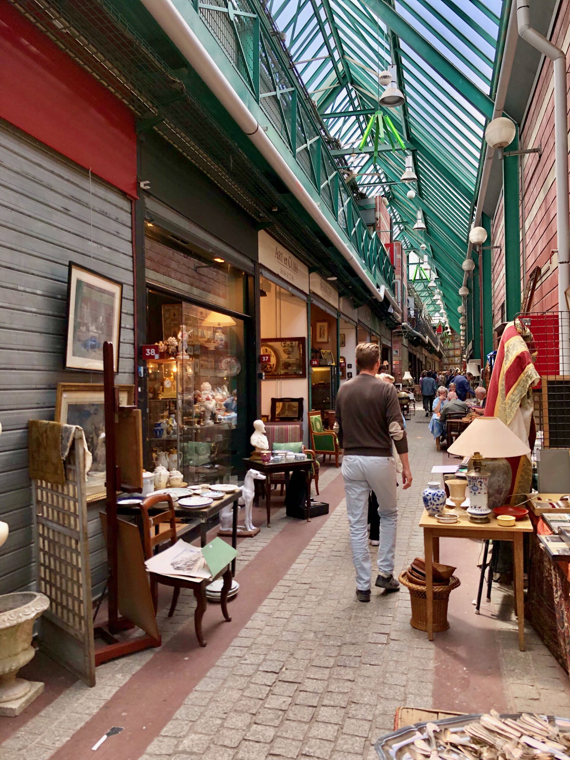 Paris Saint-Ouen Flea Market Guide: What to Expect