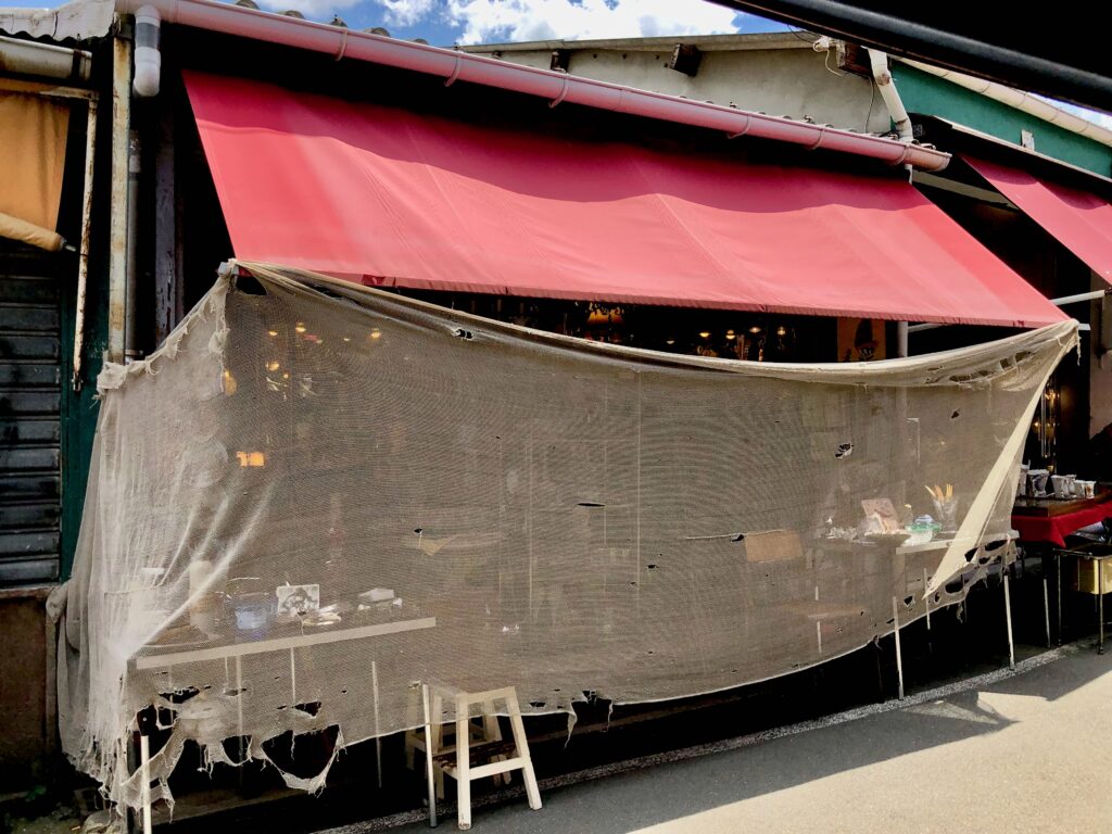 A seller at the Paris Saint-Ouen has closed off their store with netting during lunchtime